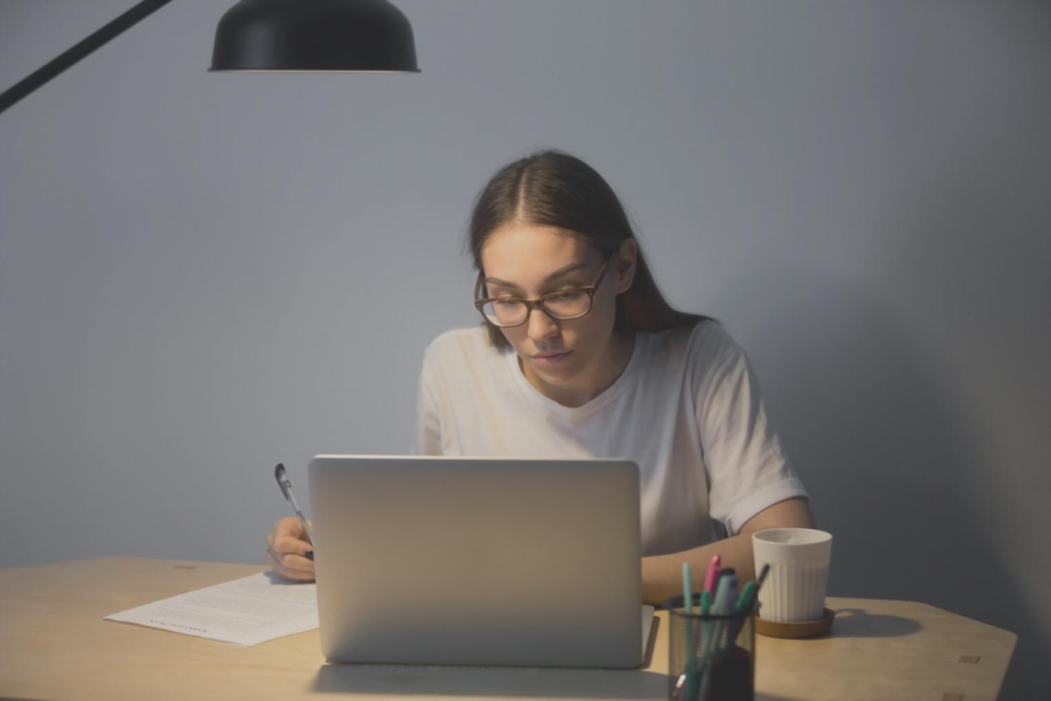 Profesionales trabajando en análisis financiero y estrategias empresariales